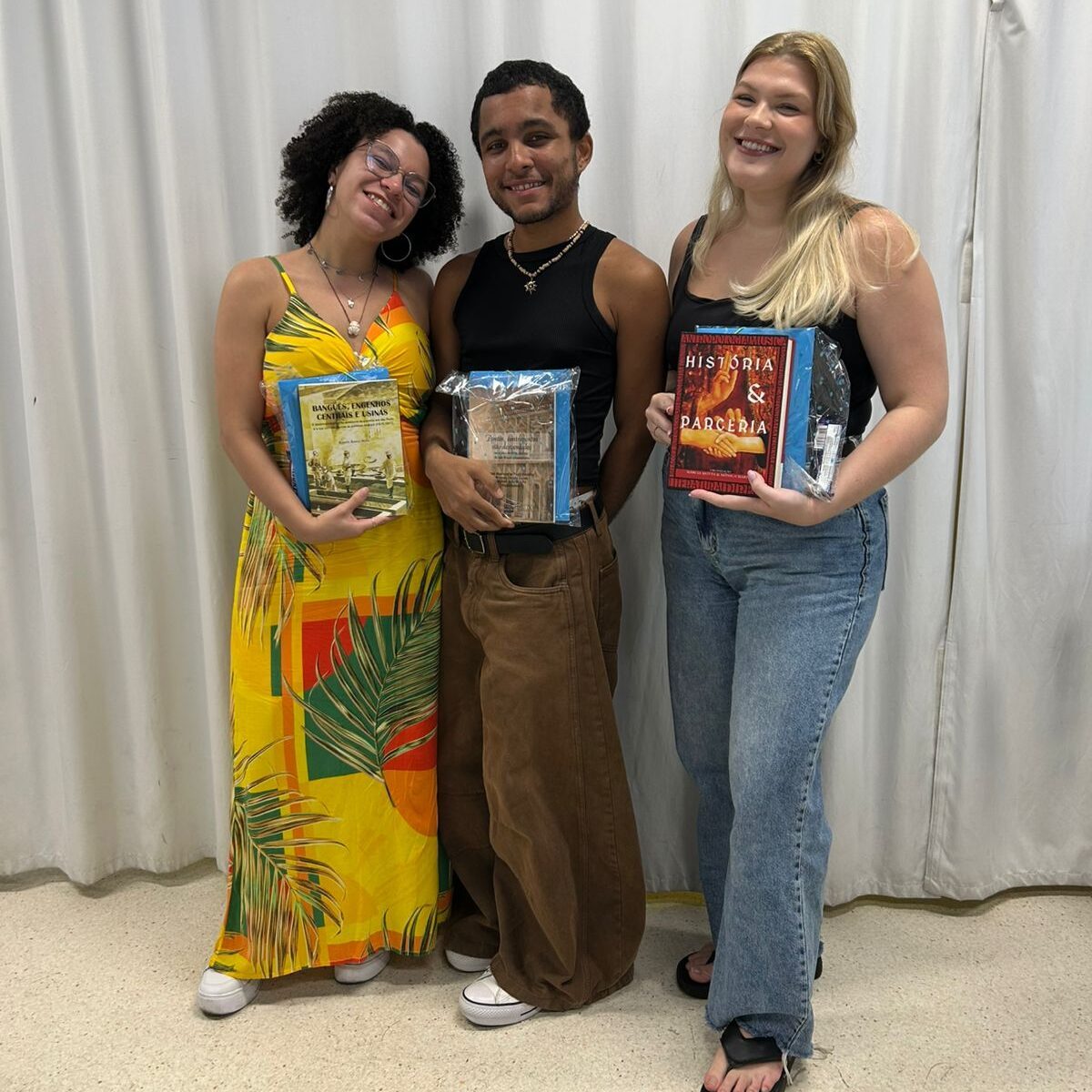 Bolsistas do Grupo premiados Beatriz Ferreira Fernandes - Fernanda Nascimento Ferreira e Yann Dezedia Miranda